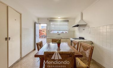 Casa 3 amb.   Altillo con cochera y piscina en Parque Luro