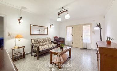 Casa 3 amb.   Altillo con cochera y piscina en Parque Luro