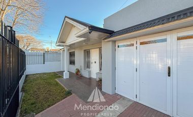 Casa 3 amb.   Altillo con cochera y piscina en Parque Luro