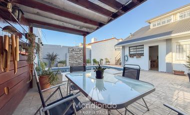 Casa 3 amb.   Altillo con cochera y piscina en Parque Luro