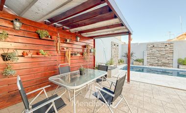 Casa 3 amb.   Altillo con cochera y piscina en Parque Luro