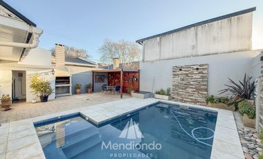 Casa 3 amb.   Altillo con cochera y piscina en Parque Luro
