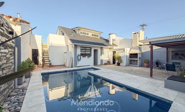 Casa 3 amb.   Altillo con cochera y piscina en Parque Luro