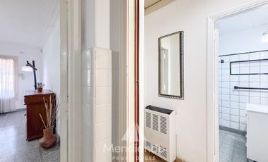 Casa 3 amb.   Altillo con cochera y piscina en Parque Luro