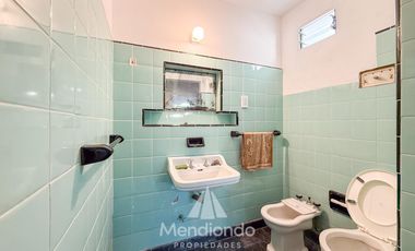 Casa 3 amb.   Altillo con cochera y piscina en Parque Luro