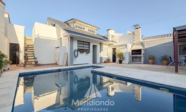 Casa 3 amb.   Altillo con cochera y piscina en Parque Luro