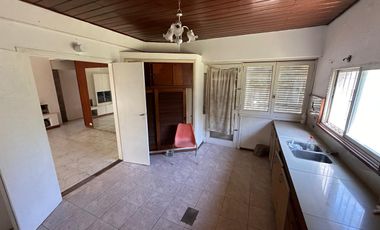 VENTA CHALET Y TRES LOTES -  EN ESQUINA-EXCELENTE INVERSION PARA PROYECTO-