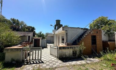 VENTA CHALET Y TRES LOTES -  EN ESQUINA-EXCELENTE INVERSION PARA PROYECTO-