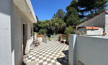 VENTA CHALET Y TRES LOTES -  EN ESQUINA-EXCELENTE INVERSION PARA PROYECTO-