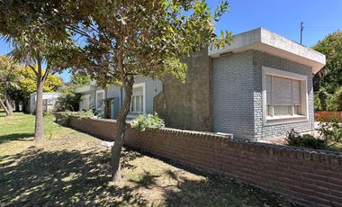 VENTA CHALET Y TRES LOTES -  EN ESQUINA-EXCELENTE INVERSION PARA PROYECTO-