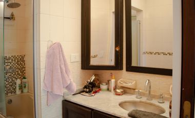 Casa de 5 ambientes con cochera en venta en Martinez