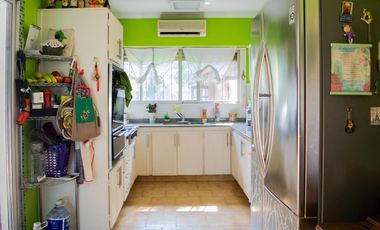 Casa de 5 ambientes con cochera en venta en Martinez