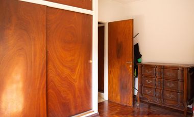 Casa de 5 ambientes con cochera en venta en Martinez