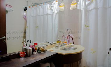 Casa de 5 ambientes con cochera en venta en Martinez