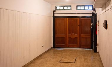 Casa de 5 ambientes con cochera en venta en Martinez