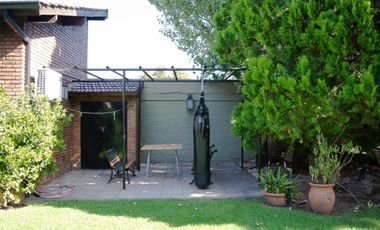Casa de 5 ambientes con cochera en venta en Martinez