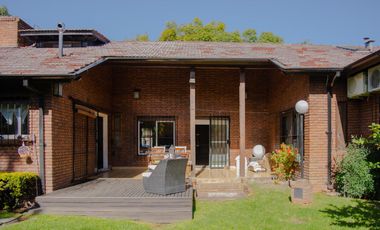 Casa de 5 ambientes con cochera en venta en Martinez