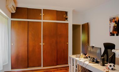 Casa de 5 ambientes con cochera en venta en Martinez