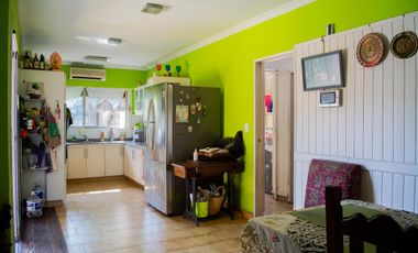 Casa de 5 ambientes con cochera en venta en Martinez