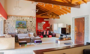 Casa de 5 ambientes con cochera en venta en Martinez