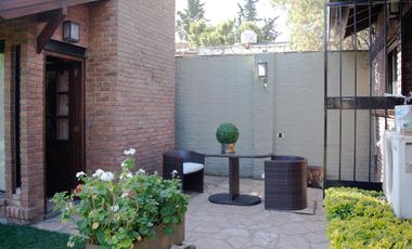 Casa de 5 ambientes con cochera en venta en Martinez
