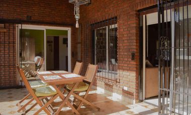 Casa de 5 ambientes con cochera en venta en Martinez