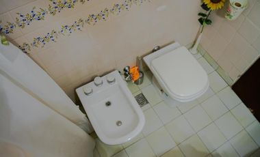 Casa de 5 ambientes con cochera en venta en Martinez