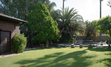 Casa de 5 ambientes con cochera en venta en Martinez