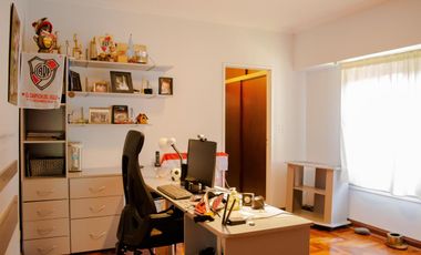 Casa de 5 ambientes con cochera en venta en Martinez