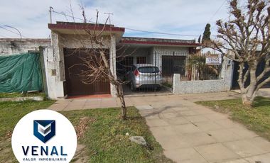 Casa venta multifamiliar. Son 2 casas en el mismo lote, frente y fondo. 3 y 4 ambientes cada una