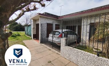 Casa venta multifamiliar. Son 2 casas en el mismo lote, frente y fondo. 3 y 4 ambientes cada una