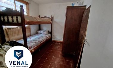 Casa venta multifamiliar. Son 2 casas en el mismo lote, frente y fondo. 3 y 4 ambientes cada una