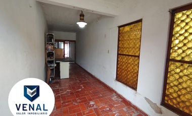 Casa venta multifamiliar. Son 2 casas en el mismo lote, frente y fondo. 3 y 4 ambientes cada una