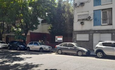 Venta casa con patio a reciclar o terreno Liniers.