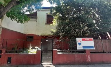 Venta casa con patio a reciclar o terreno Liniers.