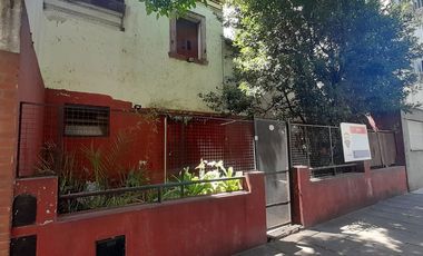 Venta casa con patio a reciclar o terreno Liniers.