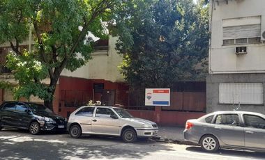 Venta casa con patio a reciclar o terreno Liniers.
