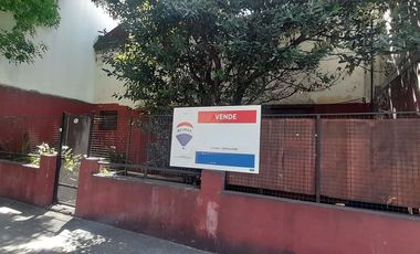 Venta casa con patio a reciclar o terreno Liniers.