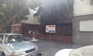 Venta casa con patio a reciclar o terreno Liniers.
