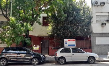 Venta casa con patio a reciclar o terreno Liniers.