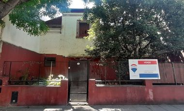 Venta casa con patio a reciclar o terreno Liniers.