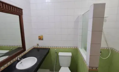 Disewakan Rumah Asri Margorejo Indah, Dalam Cluster Eksklusif, Kamar AC, Shower Panas/Dingin, 150Jt/Th