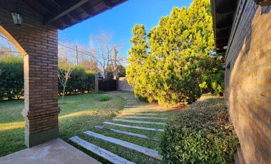 Casa en venta de 3 dormitorios, con Jardín y Piscina en Ibarlucea, Centro