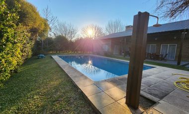 Casa en venta de 3 dormitorios, con Jardín y Piscina en Ibarlucea, Centro