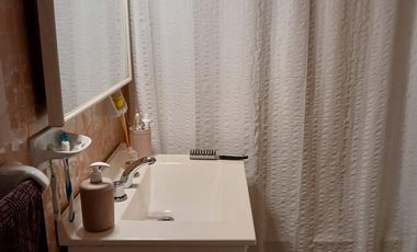 Departamento en  la calle Quintana entre Del Valle Iberlucea y Av. Hipólito Yrigoyen, Lanús Oeste.