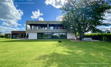 Casa  en venta en Greenville  de 7 ambientes con pileta con detalles de categoria !