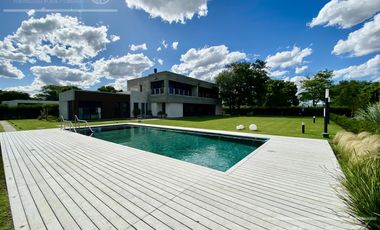 Casa  en venta en Greenville  de 7 ambientes con pileta con detalles de categoria !