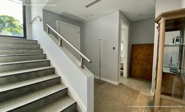 Casa  en venta en Greenville  de 7 ambientes con pileta con detalles de categoria !