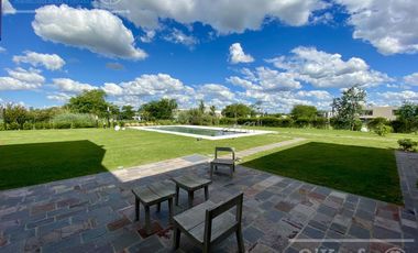 Casa  en venta en Greenville  de 7 ambientes con pileta con detalles de categoria !