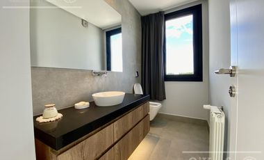 Casa  en venta en Greenville  de 7 ambientes con pileta con detalles de categoria !